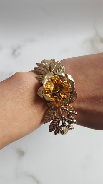 Bracelet doré avec rose & feuilles