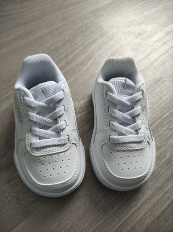 Très belle basket blanche bébé mixte puma taille 19 neuve