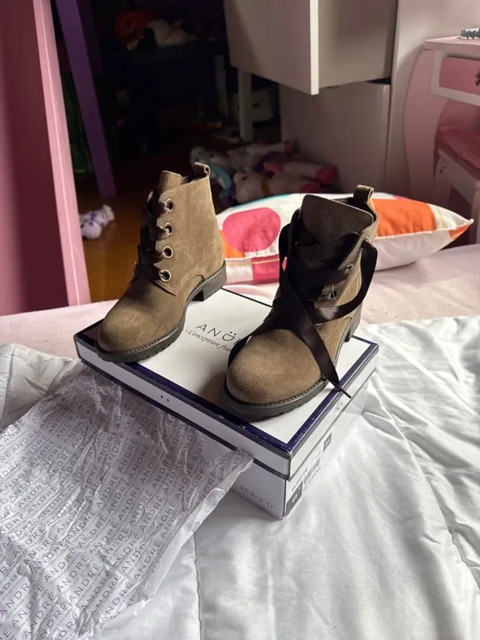 Magnifique paire de bottines André en cuir neuves avec étiquette pointure 34