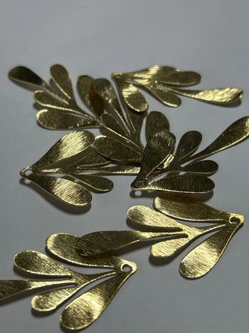 B52, Accessoires en vrac, métal doré à vernir