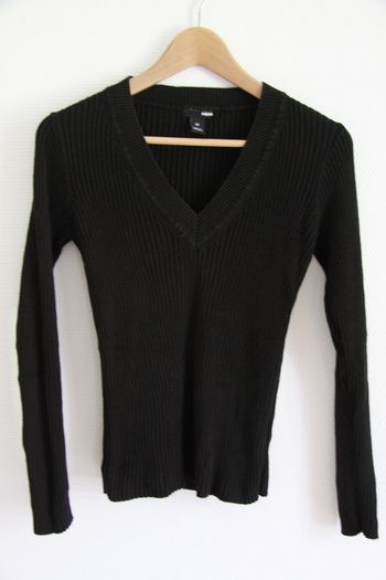 H&M pull col V noir tout simple