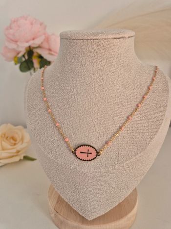 Collier style gigi dorée en acier inoxydable
🌸 perles résines rose clair médaille croix