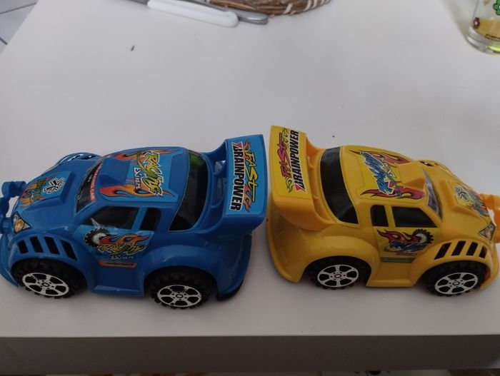 2 Jouets voiture de course - photo numéro 2