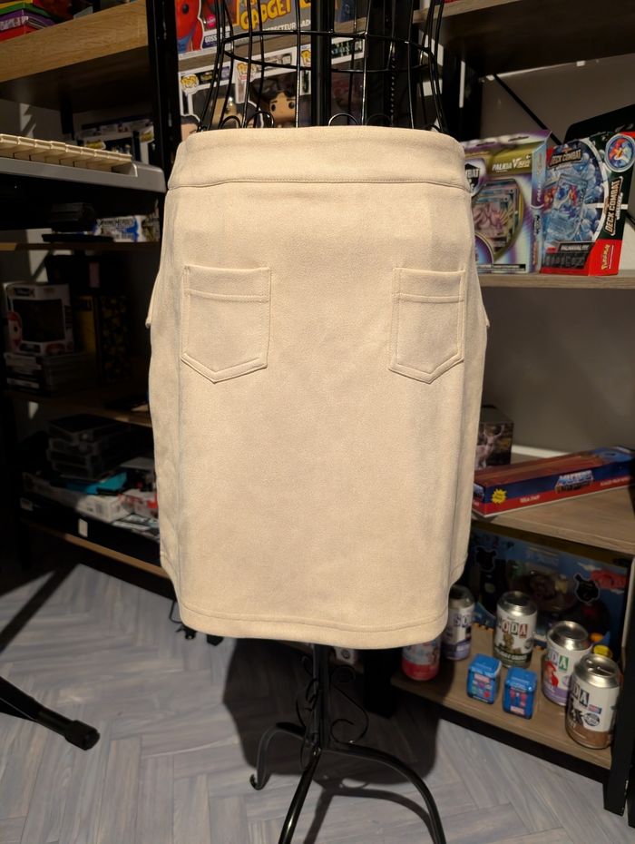 Jupe courte beige style suédine boutonnée Taille 38 - photo numéro 5