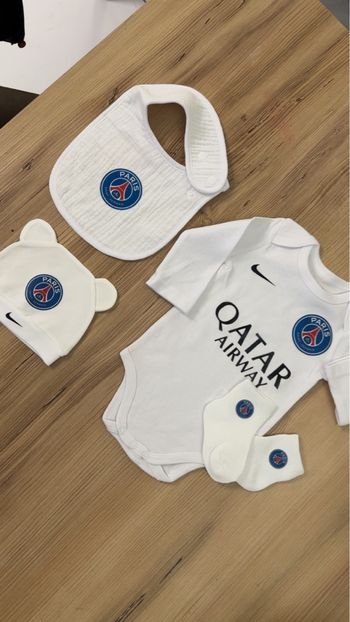 Ensemble bébé bodie bonnet chaussette et bavoir cadeau de naissance  paris psg 