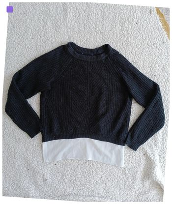 Pull noir effet superposé avec base blanche chic sobre