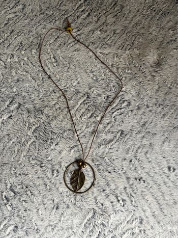 Joli collier sautoir feuille
