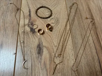 Lot de bijoux dorés