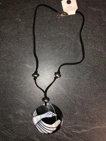 🌺 collier fantaisie pendentif nacré blanc et noir