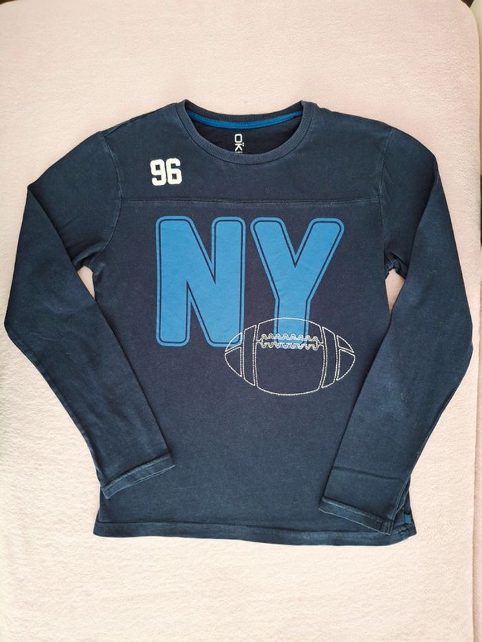 T-shirt manches longues Okaïdi 12 ans bleu marine avec inscriptions NY Bleu et ballon de rugby brodé