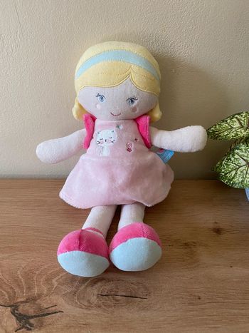 Doudou poupée blonde robe rose motif chat sucre d’orge