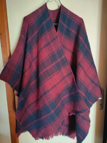 Poncho hiver à carreaux bordeaux et noir kiabi TU femme