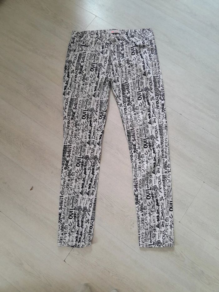 Pantalon slim taille basse imprimé FB sister très bon état