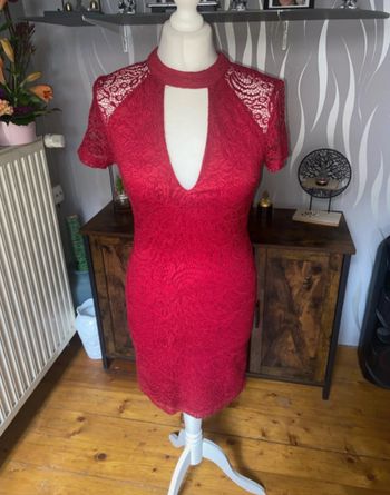 Robe rouge dentelle