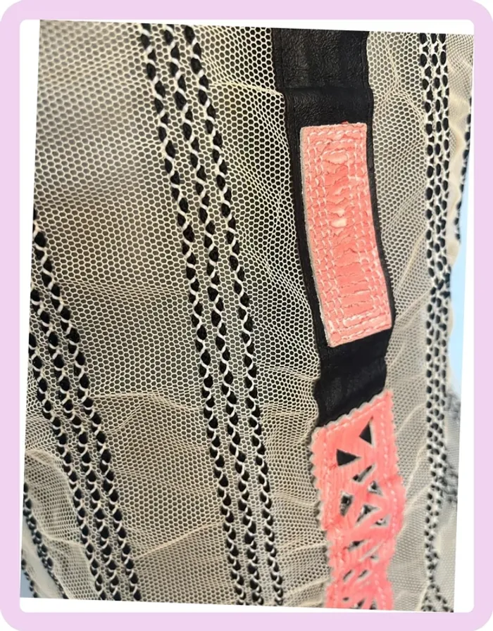 Top Original Save The Queen Taille L – Style Chic et Artistique – Jeu de Transparence Raffiné - photo numéro 3