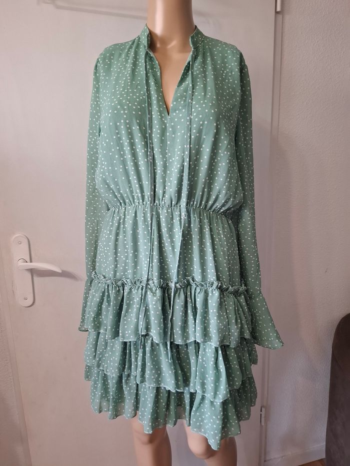 Robe taille 38 en tres bon étaRobe taille 38 en tres bon état
Longueur 90 cm
Largeur aisselle à aisselle 49 cm
Élastique au niveau de la taille
Avec doublure sauf les manches - photo numéro 2