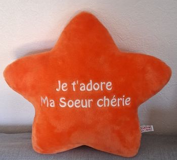 Coussin étoile avec inscription brodée