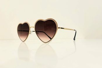 Lunette de soleil femme cœur beige et dorée verres dégradés UV protection catégorie 3