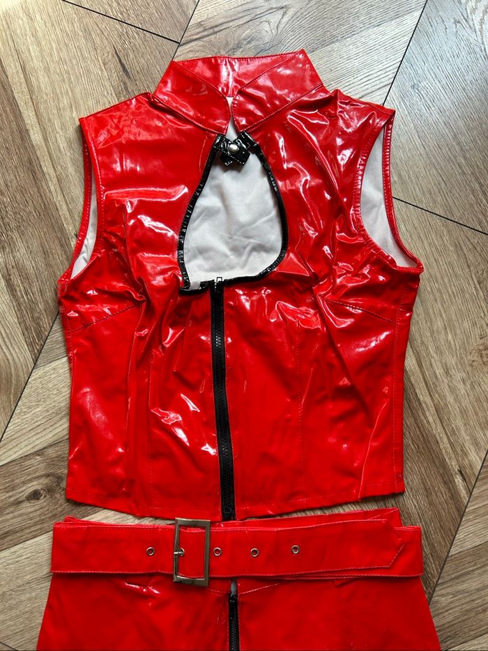 Tenue vinyle rouge : Haut court, pantalon patte d'éléphant et ceinture | Déguisement Carnaval ou Halloween 🎃 - photo numéro 3