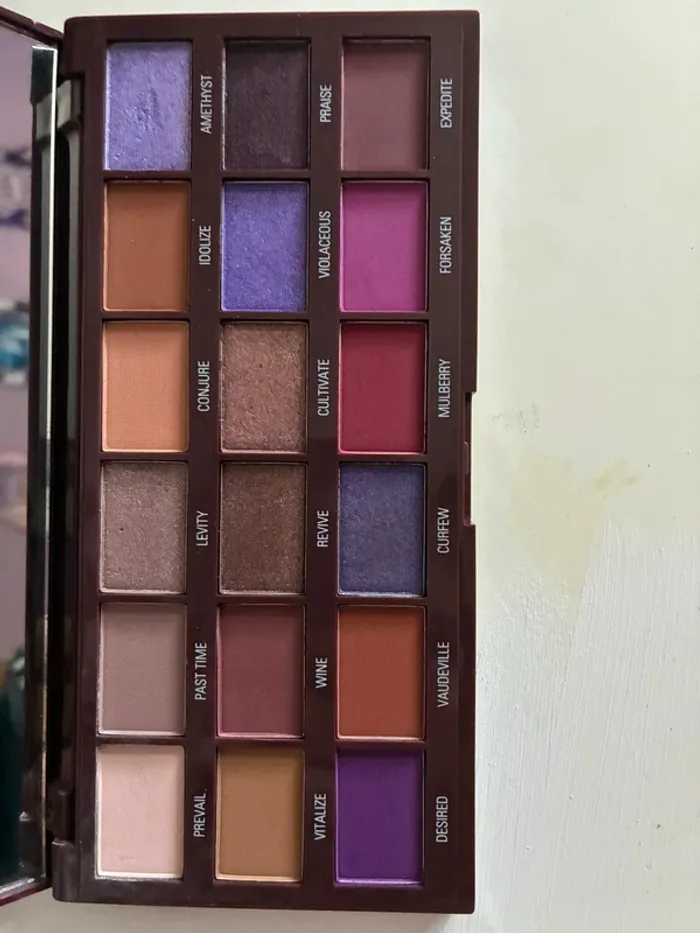 Palette chocolate Violet, 18 fards, Makeup Revolution. - photo numéro 6