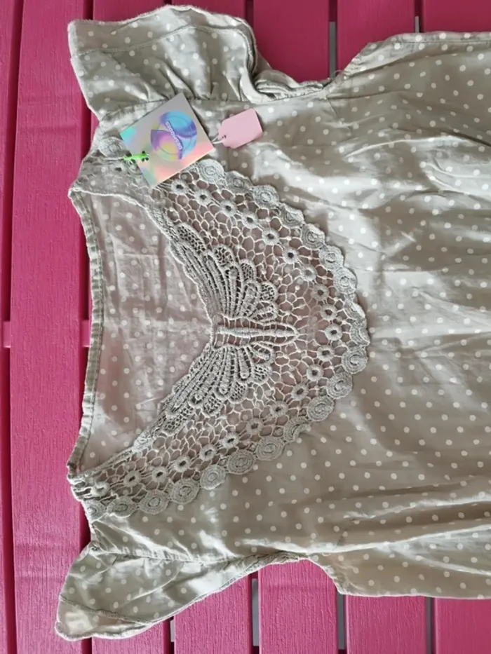 Blouse beige manches courtes crochet et soie - photo numéro 3