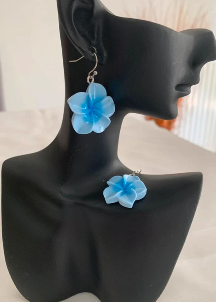 Boucles d’oreilles pendantes fleur d’hibiscus bleue claire