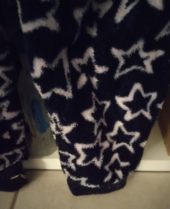 Combinaison pyjamas polaire motifs étoiles 11/12 ans en très bon état