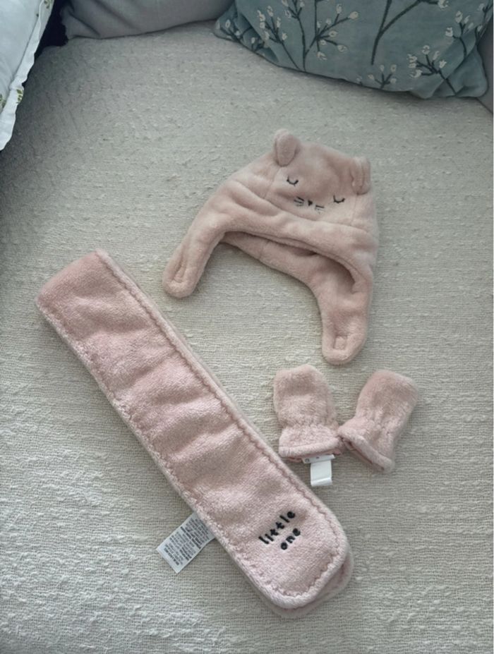 Lot bonnet écharpe gant bébé