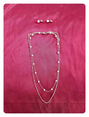 Parure collier chaîne double rang + boucles d'oreilles en métal coloris or et perles blanches