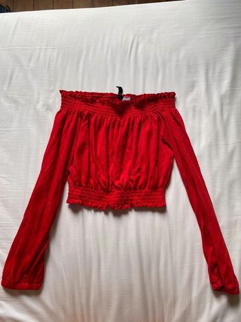 Haut rouge épaules nues