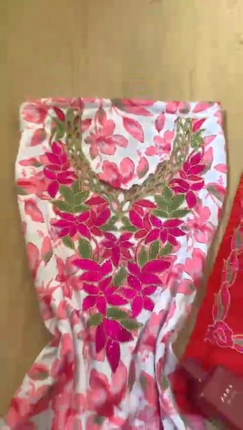 Vêtements d'été traditionnels émiratis pour les occasions spéciales