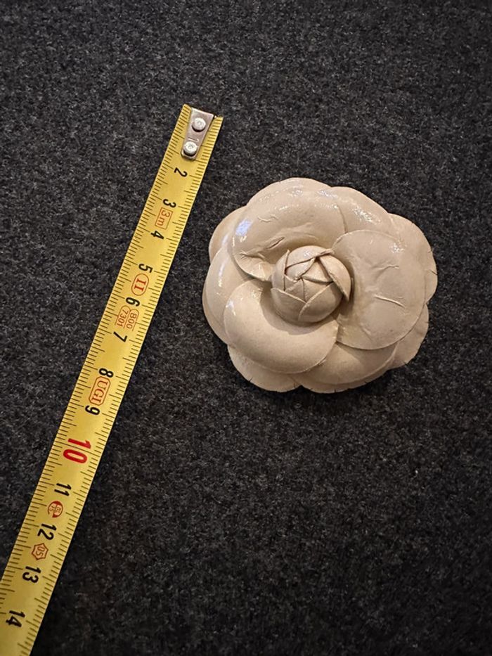 Broche vintage vinyle beige fleur - photo numéro 6