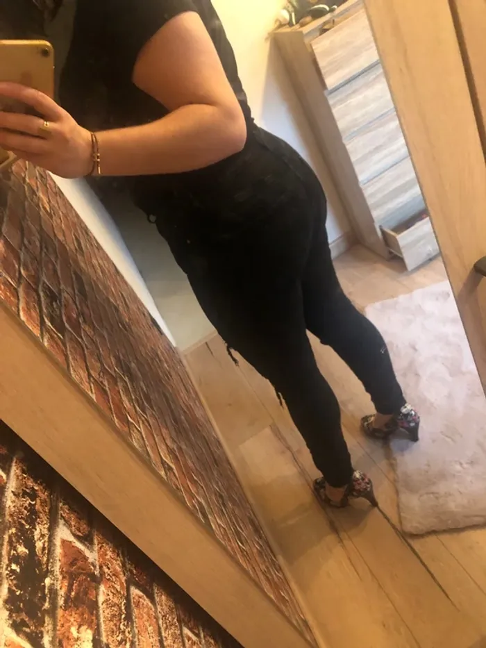 Jean a trou mis une fois - photo numéro 2