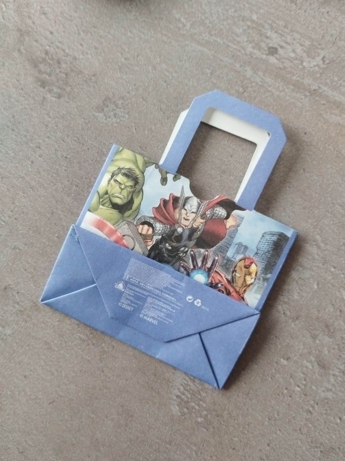 Mini brands Disney Store Édition - Sac en papier Avengers - photo numéro 3