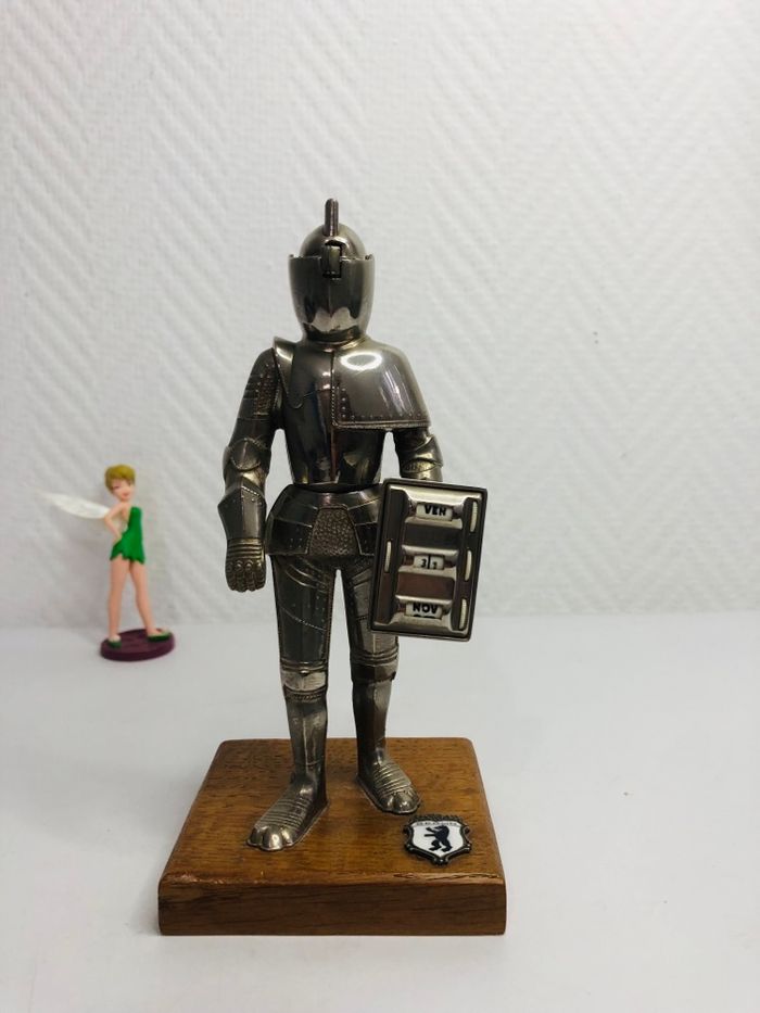 Briquet de table chevalier en armure avec calendrier perpétuel - photo numéro 7