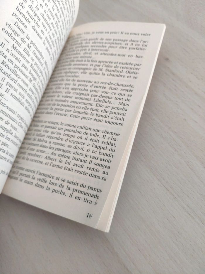 Livre poche Fuite en Cornouailles Cartland - photo numéro 7