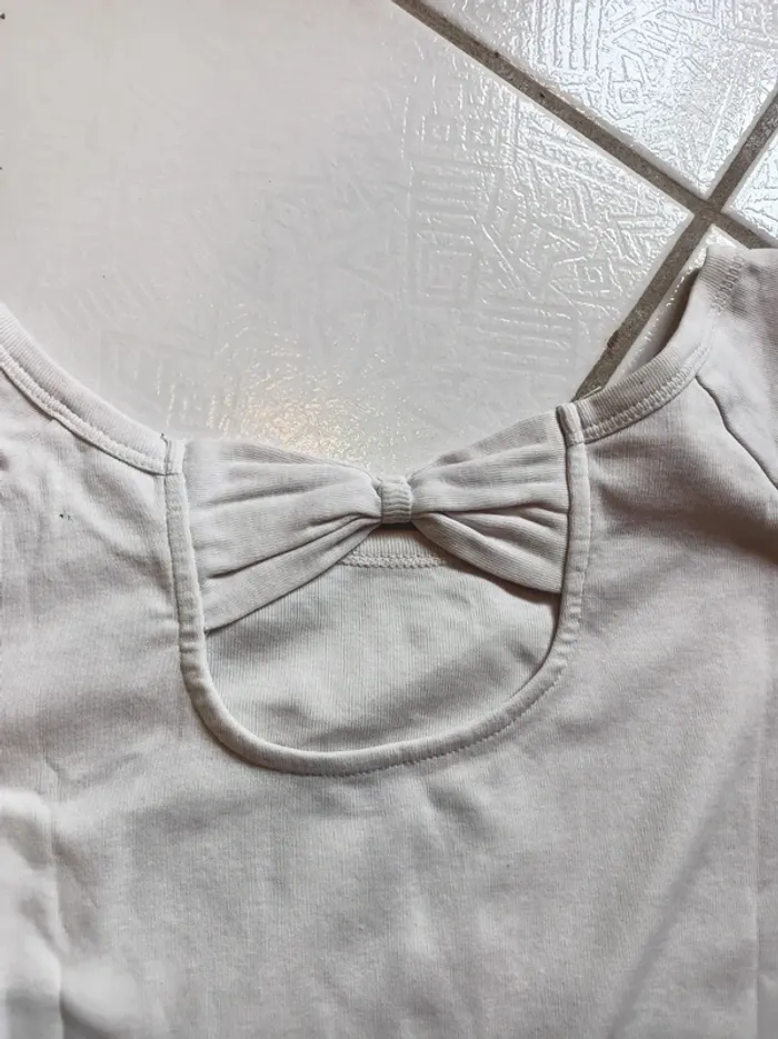 T-shirt femme blanc avec tête de mort sur les épaules - photo numéro 11
