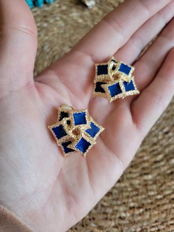 Clips dorés et carré email bleu.