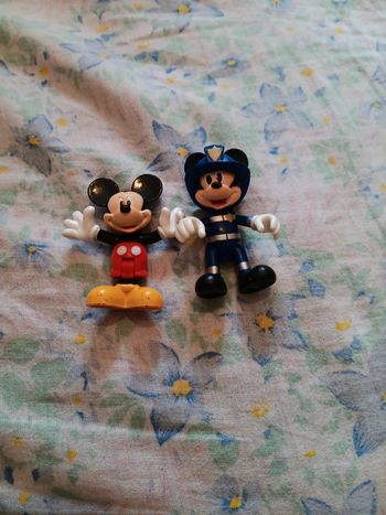 2 figurines  Mickey