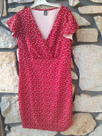 Robe rouge à coeurs blancs