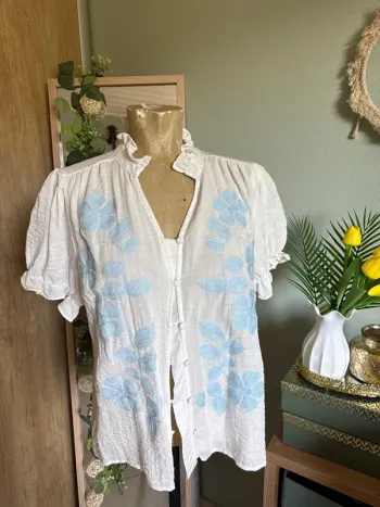 Très jolie chemise brodée bleu clair femme