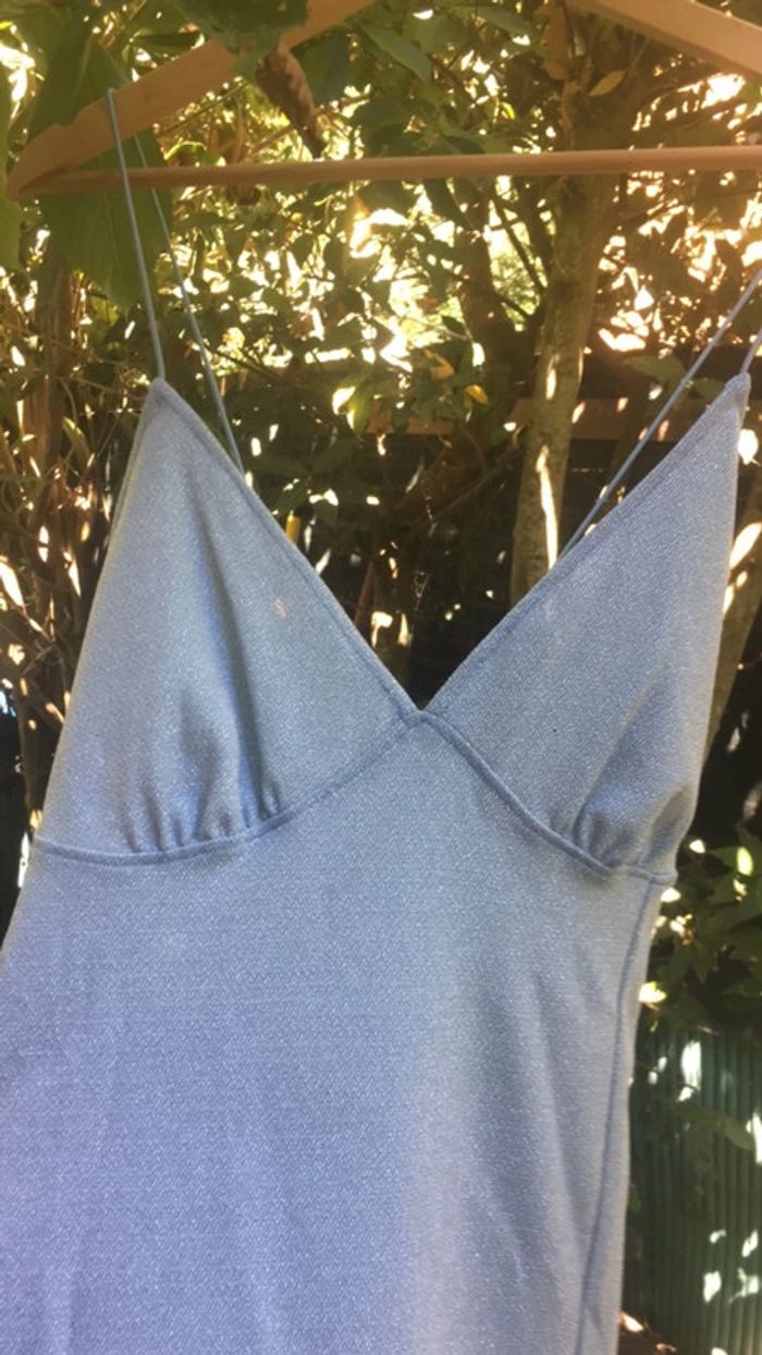 Jolie robe bleue pailletée - photo numéro 3