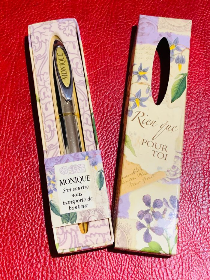 Stylo bleu prénom "Monique" en boîte décor floral - photo numéro 2