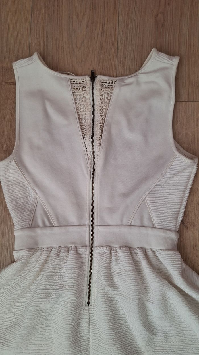 Robe de cérémonie, cocktail ou mariage blanc crème, Taille S. Tissu épais de grande qualité. - photo numéro 2