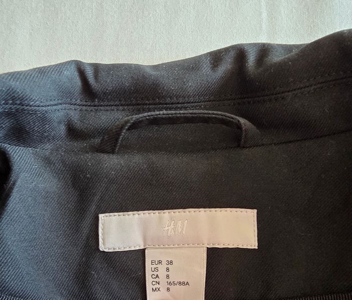 H&M Blazer Noir Cintré Viscose Polyester Professionnel Chic Taille 38 Très bon état - photo numéro 5
