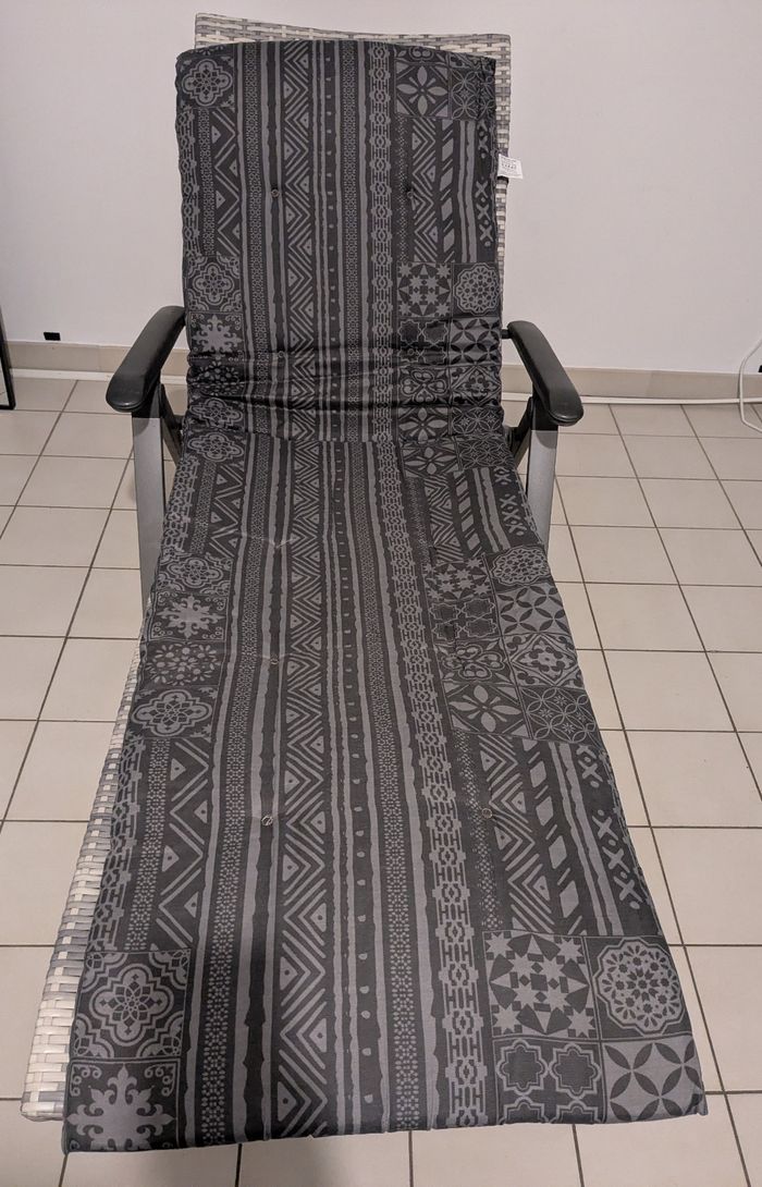 Chaise longue pliable avec matelas