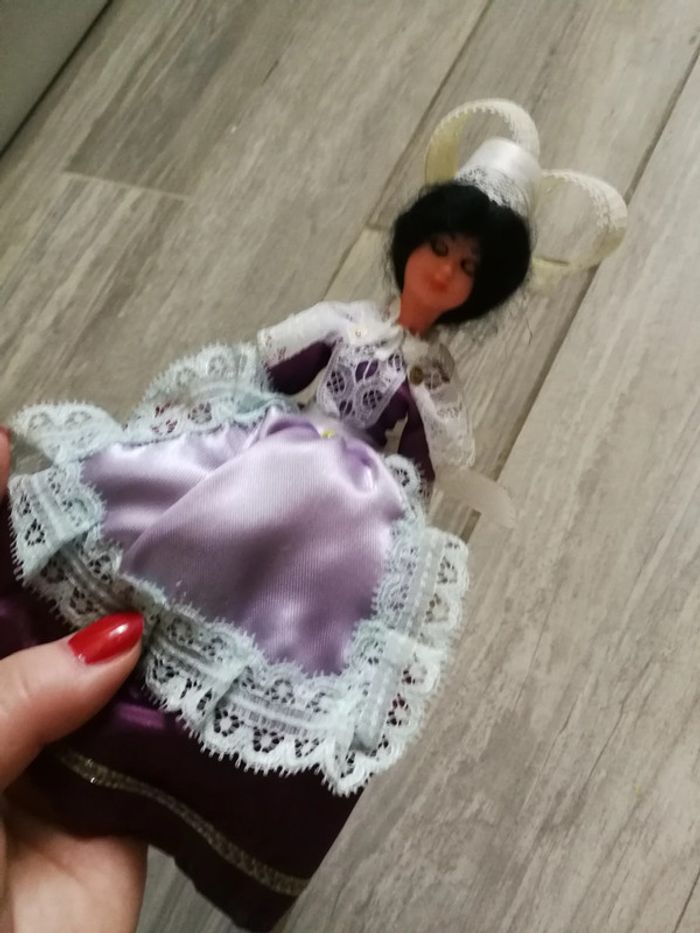 Poupée folklorique régionale de collection en robe violette - photo numéro 5