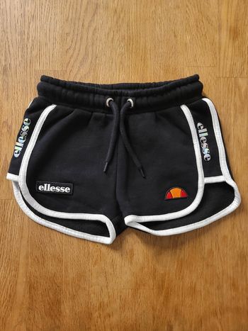 Short ellesse 