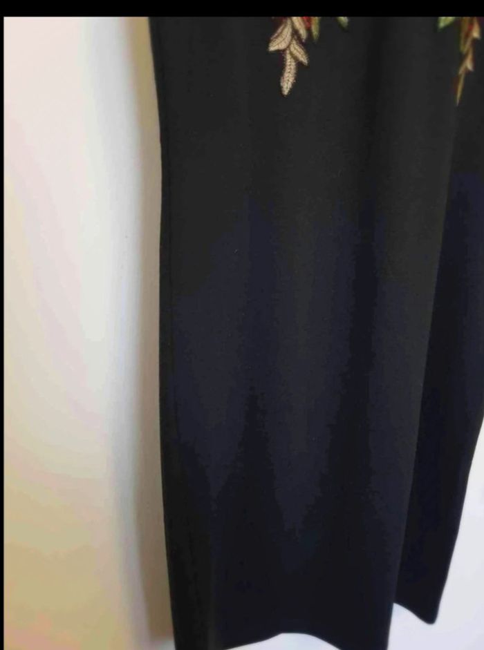 Robe noir ras de cou avec broderie taille 38 - photo numéro 3