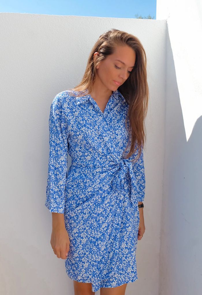 🌟 Robe manches longues bleu marine et blanche à fleurs à nouer - photo numéro 2